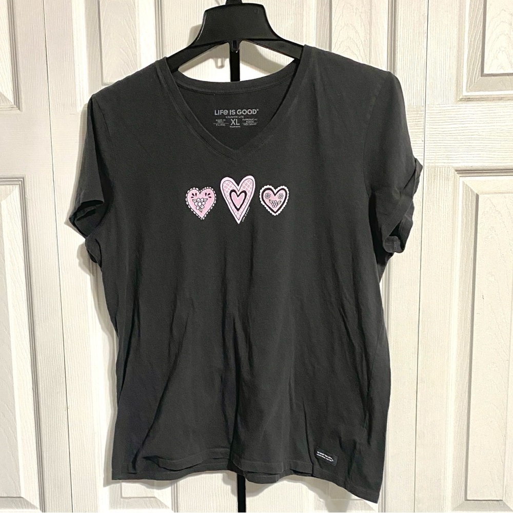 Life is Good crusher lite dark gray pink folk heart design tee shirt size XL